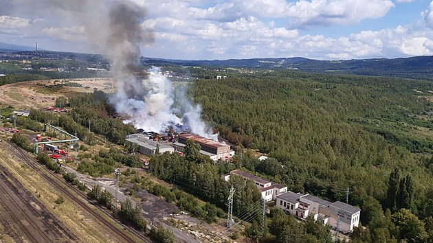 U Tisové pokračuje hašení rozsáhlého požáru pražců (26. srpna 2023)