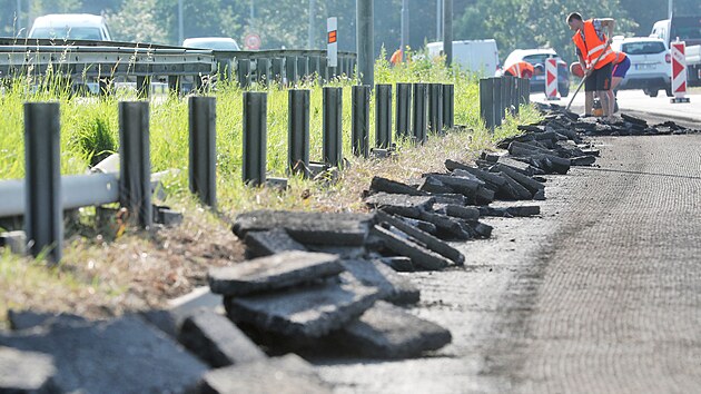 Na silni�n�m pr�tahu m�stem Karlovy Vary za�alo �editelstv� silnic a d�lnic s opravami povrchu.