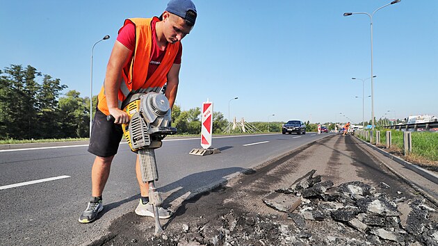 Na silni�n�m pr�tahu m�stem Karlovy Vary za�alo �editelstv� silnic a d�lnic s opravami povrchu.