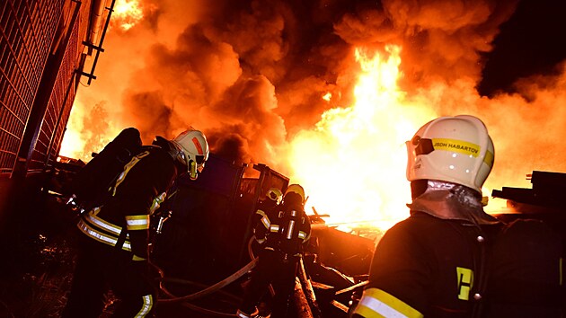 Hasi�i likviduj� po��r skl�dky pra�c� u Tisov�.