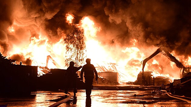 Hasi�i likviduj� po��r skl�dky pra�c� u Tisov�.