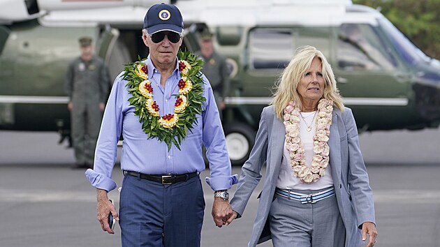 Americk prezident Joe Biden a prvn dma Jill Bidenov na nvtv msta Lahaina na havajskm ostrov Maui, kter zashly niiv lesn pory. (21. srpna 2023)