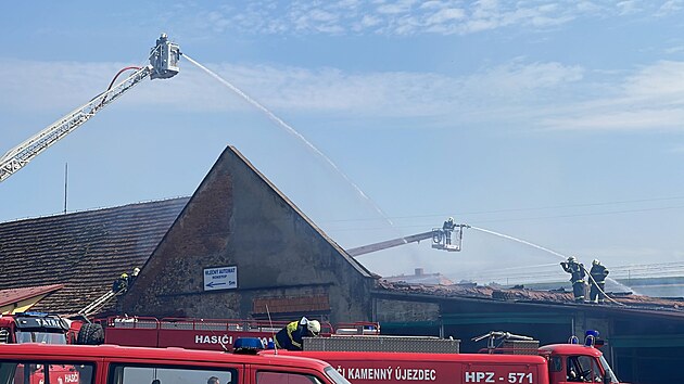 Hasi�i zasahuj� u po��ru krav�na v obci Krhanice na Bene�ovsku. (20. srpna 2023)