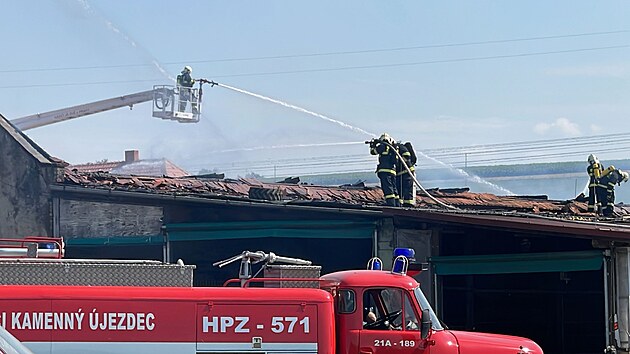 Hasi�i zasahuj� u po��ru krav�na v obci Krhanice na Bene�ovsku. (20. srpna 2023)