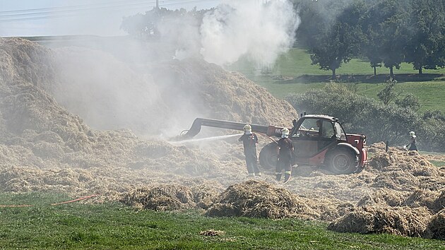 Hasi�i zasahuj� u po��ru krav�na v obci Krhanice na Bene�ovsku. (20. srpna 2023)