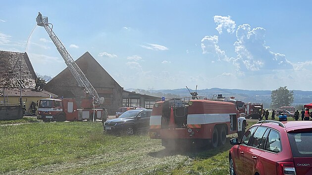 Hasi�i zasahuj� u po��ru krav�na v obci Krhanice na Bene�ovsku. (20. srpna 2023)