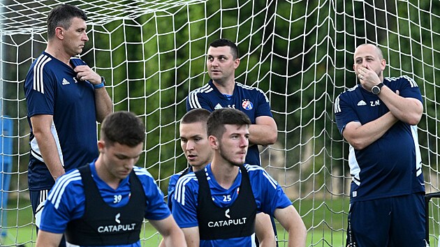 Sergej Jakirovi� (stoj�c� prvn� zleva), nov� kou� Dinama Z�h�eb, sleduje prvn�...