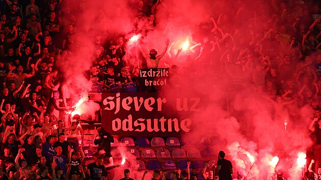 Fanou�ci Dinama Z�h�eb b�hem utk�n� 3. p�edkola Ligy mistr� proti AEK At�ny.