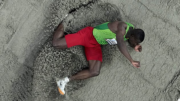 HRDINA. Hugues Fabrice Zango je prvnm atletickm mistrem svta z Burkiny Faso.