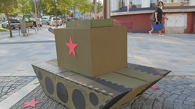 Na p�� z�n� ve ����e nad S�zavou se lid� v pond�l� na chv�li vr�tili do srpna 1968. Na instalaci p�ipom�naj�c� v�ro�� invaze vojsk zem� Var�avsk� smlouvy nechyb�ly oto�n� ukazatele, srpy, kladiva a dal�� komunistick� symboly nebo maketa sov�tsk�ho tanku.