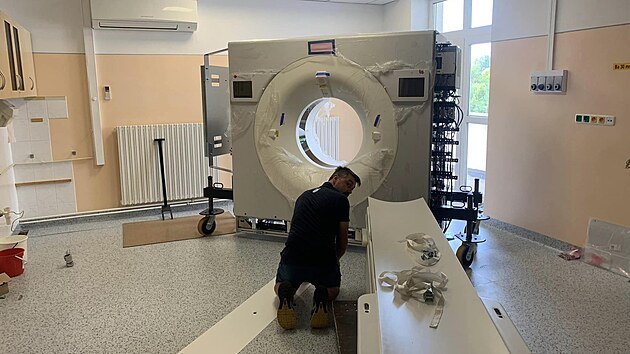 Technici instaluj na radiodiagnostickm oddlen havlkobrodsk nemocnice nov tomograf za 27 milion korun.
