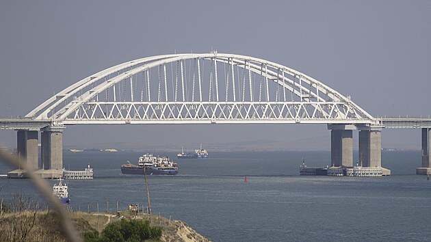 Nákladní lod a trajekty v Kerském prlivu pod Krymským mostem (25. ervence...
