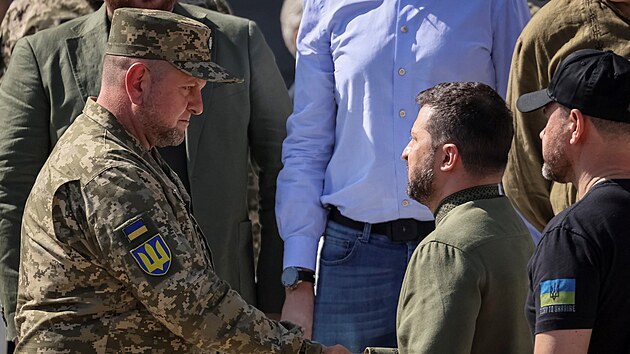 Ukrajinsk prezident Volodymyr Zelenskyj a vrchn velitel ukrajinskch ozbrojench sil Valerij Zalunyj (24. srpna 2023)