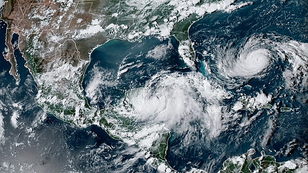 Tropická bouře Idalia u pobřeží Mexika na snímku od Národního hurikánového střediska (28. srpna 2023)