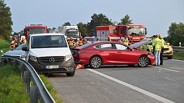 Dlnici D2 u Hustope na Beclavsku ve smru na Brno uzavela tragick nehoda t aut - dvou osobnch voz a jedn dodvky. Dva lid nehodu nepeili. (28. srpna 2023)