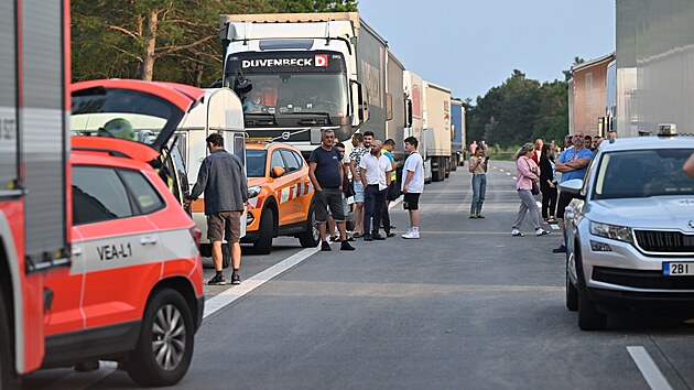 Dlnici D2 u Hustope na Beclavsku ve smru na Brno uzavela tragick nehoda. Na mst se tvo kolona. (28. srpna 2023
