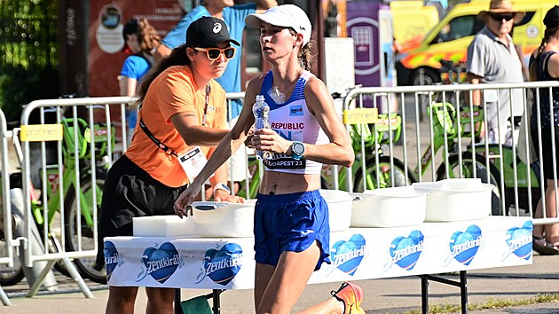 esk maratonkyn Moira Stewartov se oberstvuje bhem zvodu na atletickm mistrovstv svta v Budapeti.