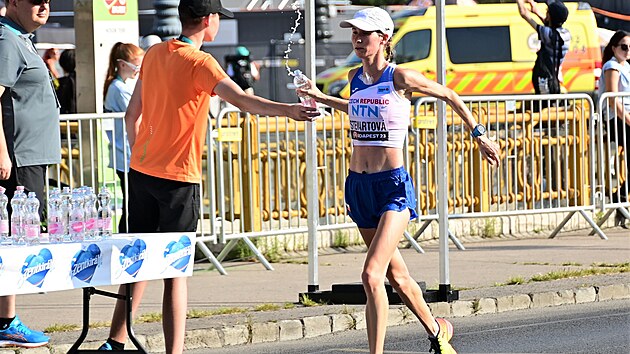 esk maratonkyn Moira Stewartov se oberstvuje bhem zvodu na atletickm mistrovstv svta v Budapeti.