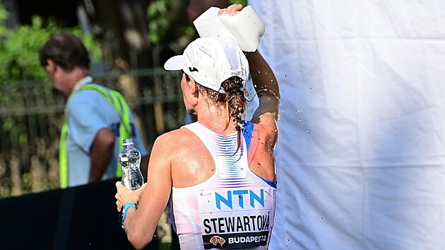 esk maratonkyn Moira Stewartov se pere s horkmi podmnkami atletickho MS v Budapeti.