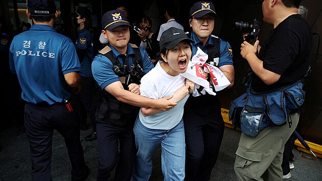 Protestujc ped Japonskou amasdou v Soulu 24. srpna 2023