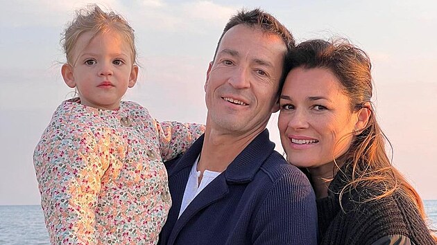 Modelka a hereka Alena eredov s manelem Alessandrem Nasim a jejich dcerou Vivienne Charlotte (2023)