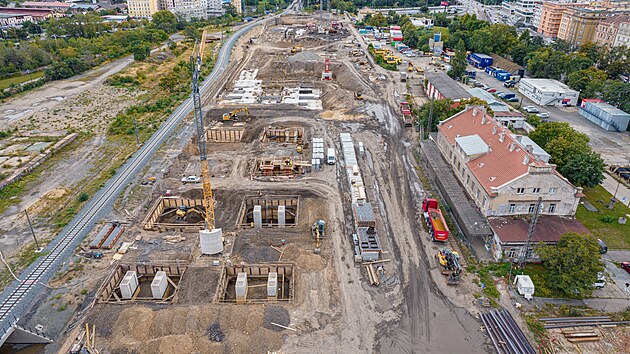 Pestavba seku eleznin trati mezi praskmi Bubny a Vstavitm by mla bt uvedena do provozu v polovin roku 2025. (22. srpna 2023)