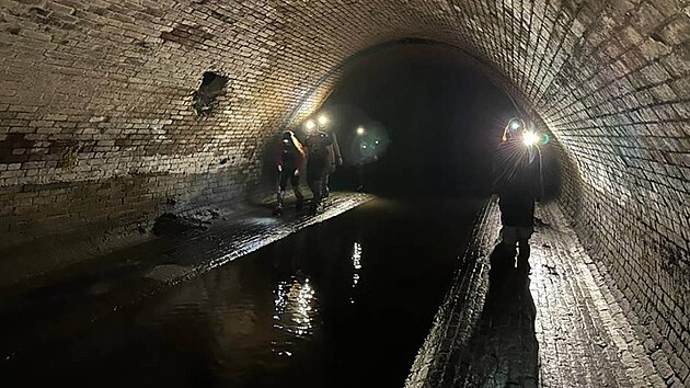 Rut zchrani nali tla vech osmi astnk nedln exkurze do podzemnch kanl v Moskv. (22. srpna 2023)