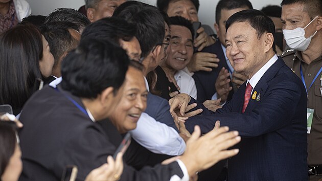 Bval thajsk premir Tchaksin inavatra se po 15 letech v exilu vrtil do zem, aby nastoupil trest osmi let vzen za zneuit moci. (22. srpna 2023)
