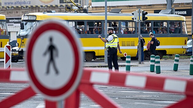 Pi vmn semafor na jedn z nejvtch plzeskch kiovatek u Hlavn poty d provoz policist. (18. 8. 2023)