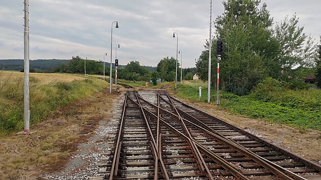 Soboteck zhlav stanice Doln Bousov. tra vpravo pat spolenosti AD a vede do Kopidlna