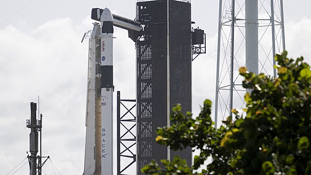 Raketa Falcon 9 spolenosti SpaceX s kosmickou lod CrewDragon na startovac ramp 39A v Kennedyho vesmrnm stedisku NASA na floridskm mysu Canaveral.