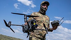 Ukrajinský voják s FPV dronem na záporožské frontě (17. srpna 2023)