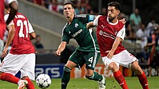 Pizzi (vpravo) z Bragy a Rubén Pérez z Panathinaikosu.