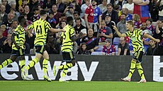 Martin Odegaard (vpravo) z Arsenalu oslavuje sv�j gól se spoluhrá�i.