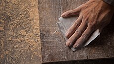 Po ka�dém p�ebrou�ení vy�ist�te povrch od pilin.