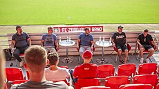 P�ed fanou�ky p�edstoupilo vedení klubu i zástupci kabiny. Zleva sedí sportovní...