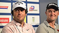Golfista Francesco Molinari (vlevo) z Itálie a Jií Zuska z R na tiskové...
