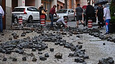 P�ívalový dé�� vyplavil �ást dla�by z ulice Moravská v Karlových Varech. (15....