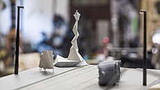 Kri�tof Kintera socha� a výtvarník navrhl okolí Dvoreckého mostu v�etn� lamp a...