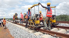Dlníci na stavb eleznice v Abuji. (20. záí 2012)