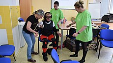 Gerontooblek je oblek s dlahami a záva�ími. Simuluje sní�enou svalovou sílu a...