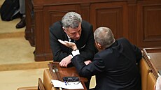 Pavel Blaek a Andrej Babi v rozhovoru na schzi Snmovny. (29. srpna 2023)