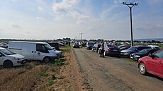 Policie uzav�ela silnice mezi Ústínem a Vojnicemi u T�etic, kterou zaplnili...