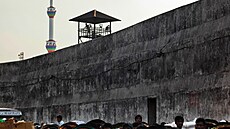 Od runých ulic Dháky oddluje tamní vznici ze, strání ve.