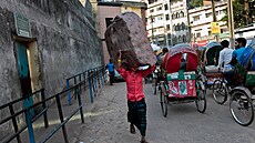 Na jedné stran cvrkot velkomsta, na druhé naptí a bezmoc.