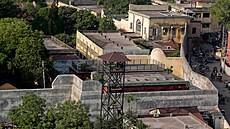 Vznice v Dháce. Není stranou, je pilepená na tep msta.