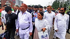 Jeden z nich, ten slavn�j�í. �ahd�ahán Bhuján (uprost�ed v bílém s �erveným...