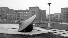 Socha s názvem Biologické t�leso v mosteckém parku St�ed na historickém snímku