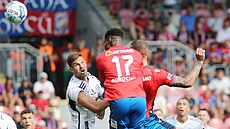 Plzeský stoper Luká Hejda (vpravo) stílí gól proti Olomouci.