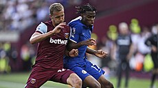 Záloník Tomá Souek z West Hamu (vlevo) a Carney Chukwuemeka z Chelsea